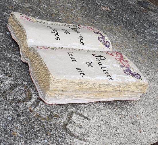 Hommage à livre ouvert - Annie